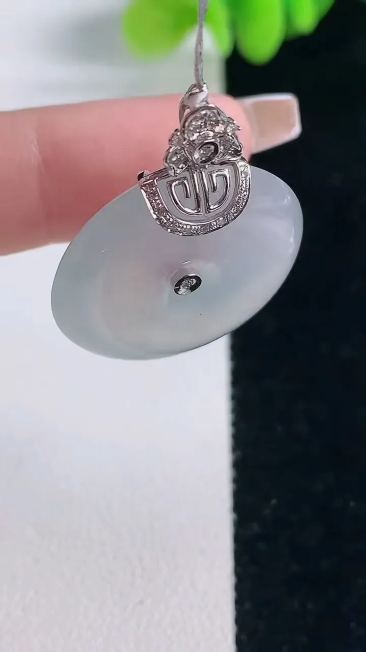 天然A货翡翠种白冰平安扣吊坠，尺寸24-5.5，重量:7.60g
12月20日