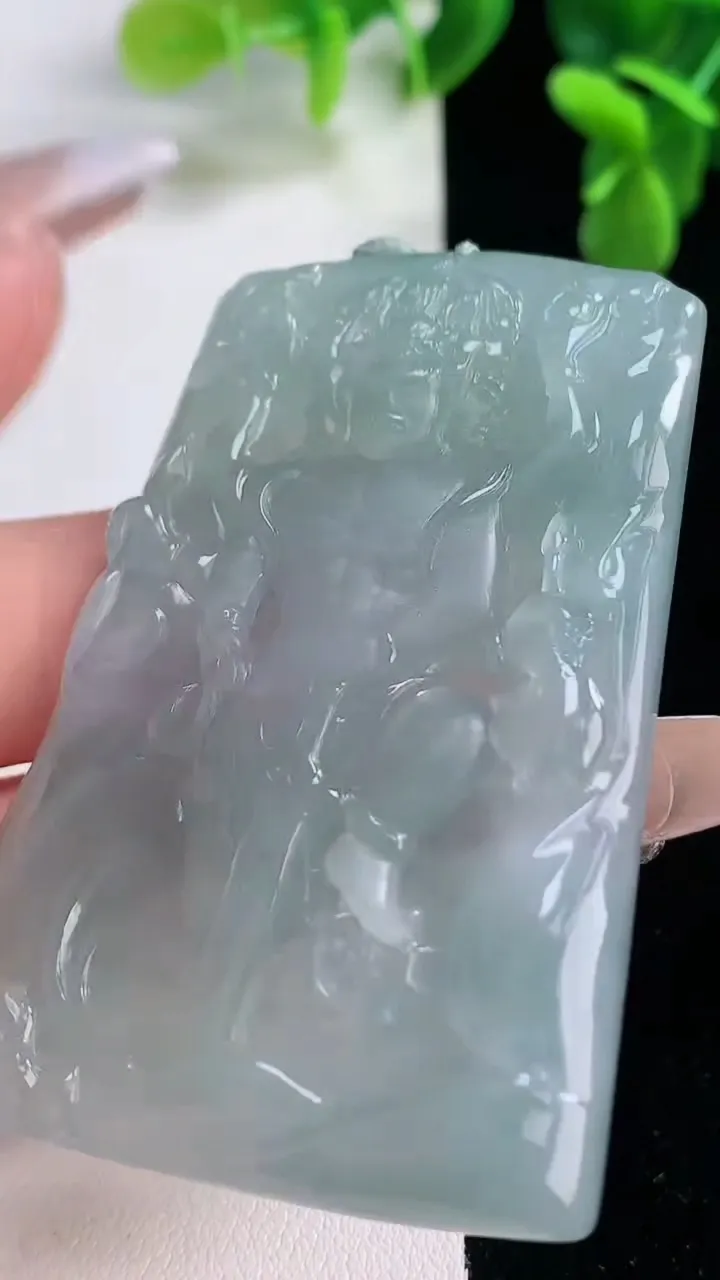 天然A货翡翠不动明王吊坠，尺寸60.4-41.6-6，重量:34.80g
12月20日