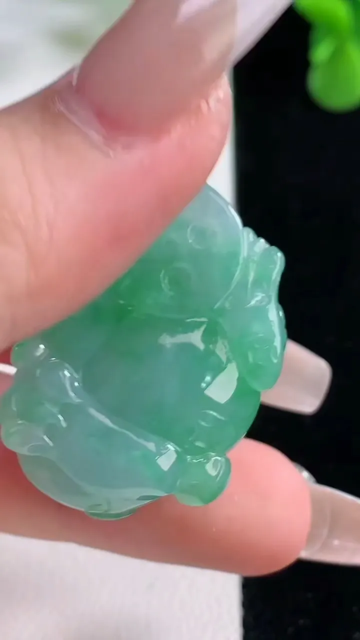 天然A货翡翠貔貅吊坠，尺寸32.4-22.8-15，重量:23.40g
12月20日