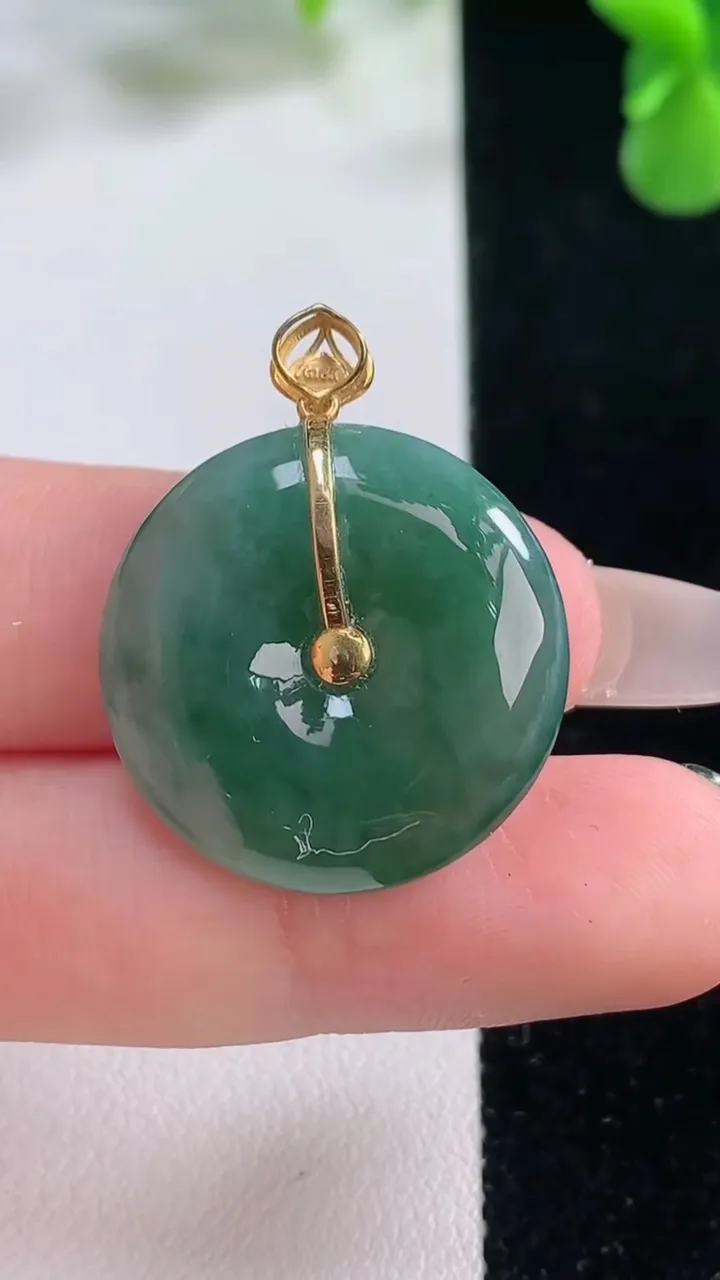 天然A货翡翠平安扣吊坠，尺寸23.3-6.4，重量:7.17g
12月20日