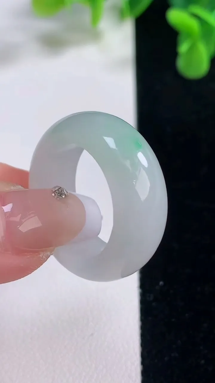 天然A货翡翠指环戒指，尺寸19.4-9.3-4.6，重量:9.81g2025年12月20日
工厂直销收藏佳品,种好水足，色泽均匀，有种有色，上手高大气！