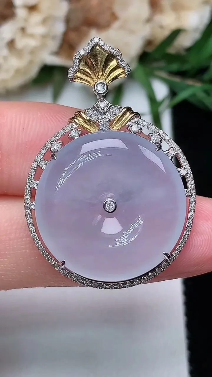 天然A货翡翠白冰平安扣吊坠，尺寸34-23-6.9，裸石19.8，重量:5.02g
12月20日