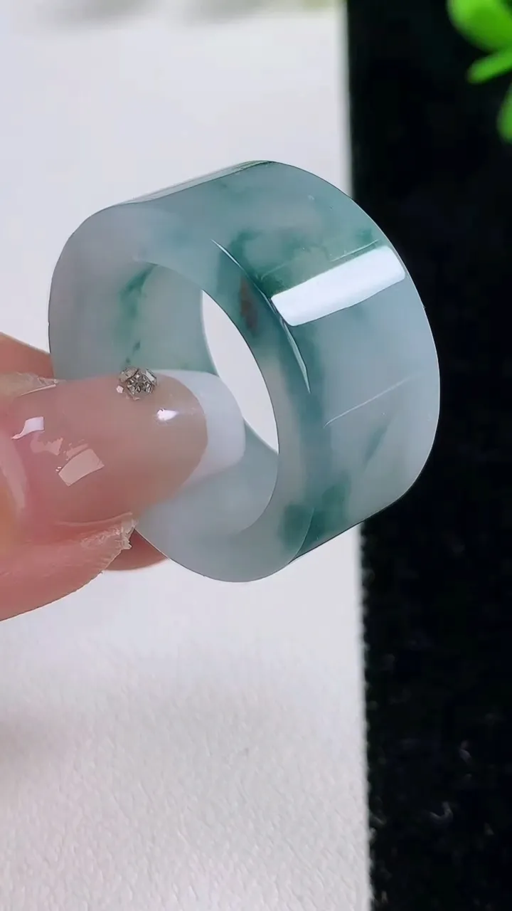 天然A货翡翠飘花方形指环扳指，尺寸20-12.7-4，重:12.49g2025年12月20日
工厂直销收藏佳品,种好水足，色泽均匀，有种有色，上手高大气！