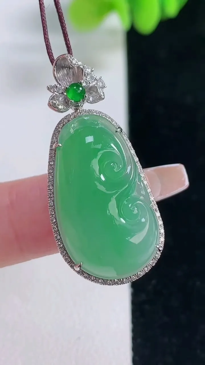 天然A货翡翠如意吊坠，尺寸35-16.2-8.7，裸石23.6-14重量:5.57g
12月20日