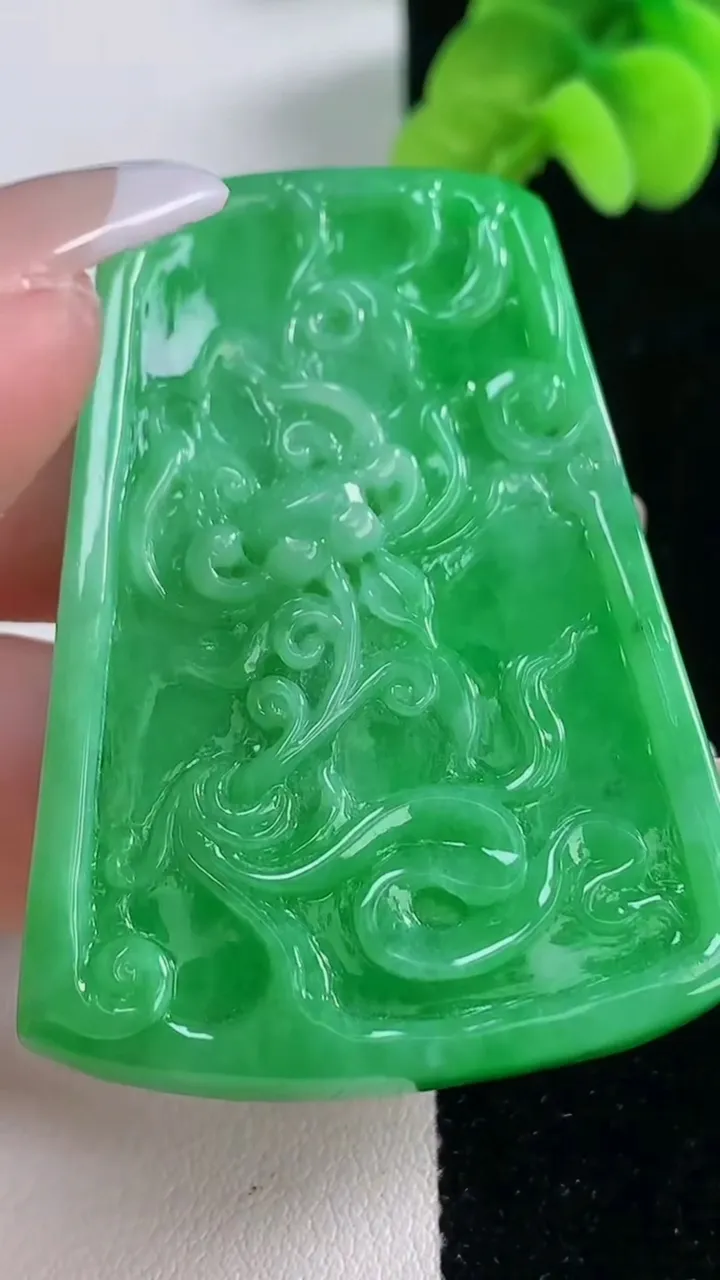 天然A货翡翠年年有余吊坠，尺寸53.7-37.4-4.4，重量:20.75g
12月20日