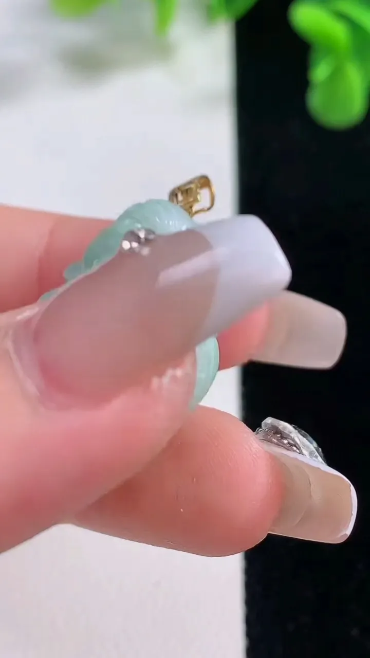 天然A货翡翠佛公吊坠，尺寸24-24.6-9.3，重量:9.12g
12月20日