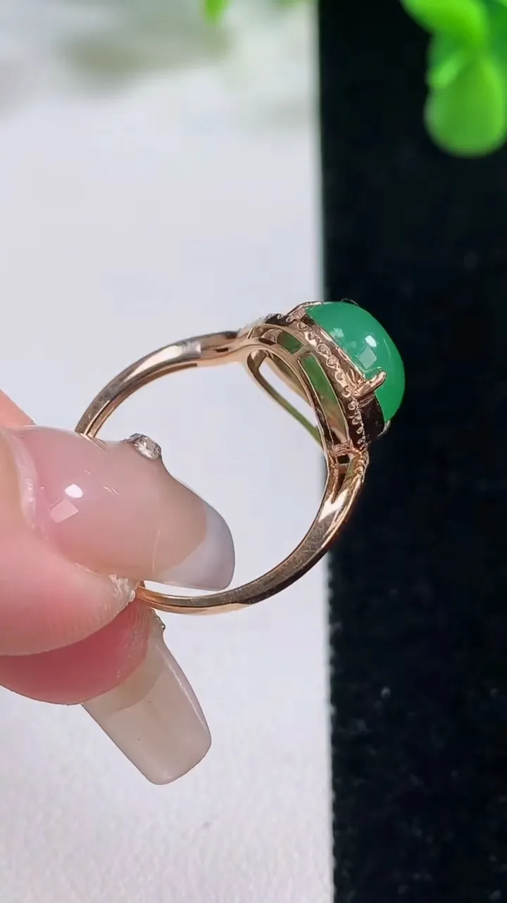 天然A货翡翠蛋面戒指，尺寸17.5-10.5-9.6-7.2，重量:3.34g2025年12月20日
工厂直销收藏佳品,种好水足，色泽均匀，有种有色，上手高大气！