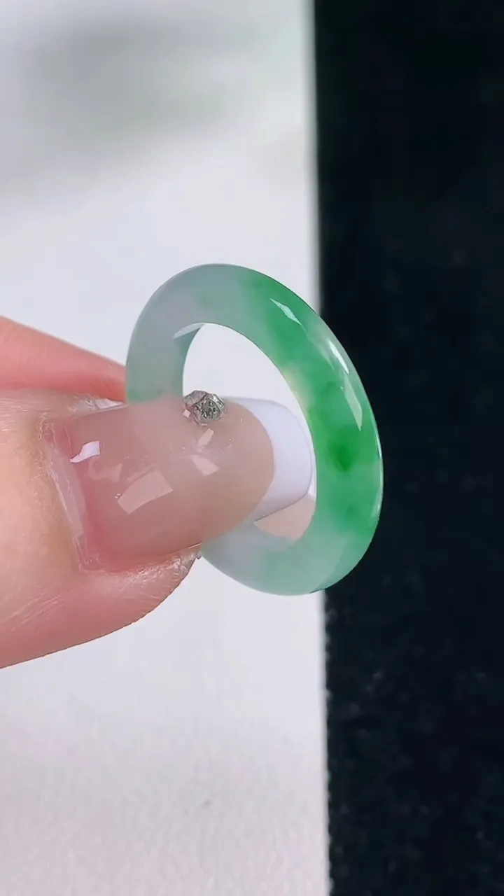 天然A货翡翠指环戒指，尺寸16.5-3.6-3.3，重量:2.51g2025年12月20日
工厂直销收藏佳品,种好水足，色泽均匀，有种有色，上手高大气！