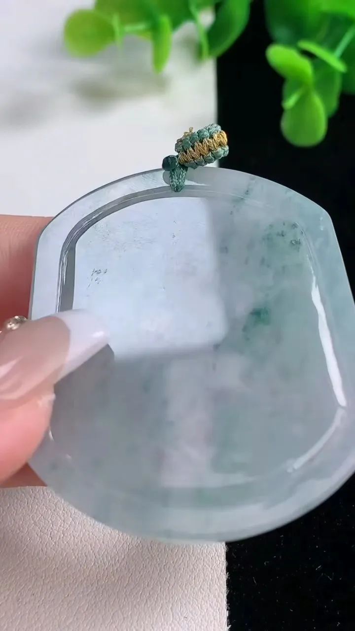 天然A货翡翠冰种飘花生肖马吊坠，尺寸51.8-44.5-5，重量:24.03g
12月20日