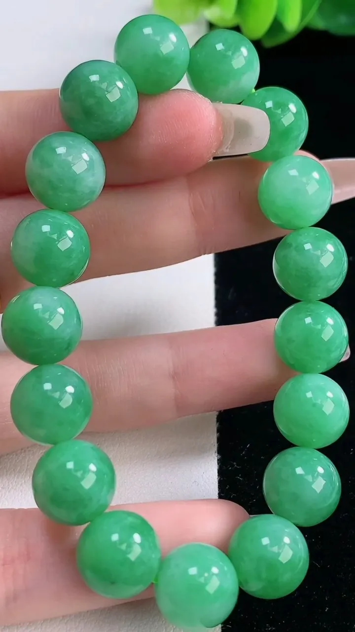 天然A货翡翠圆珠手串，尺寸11.3-17颗，重量:43.30g12月20日
工厂直销收藏佳品,种好水