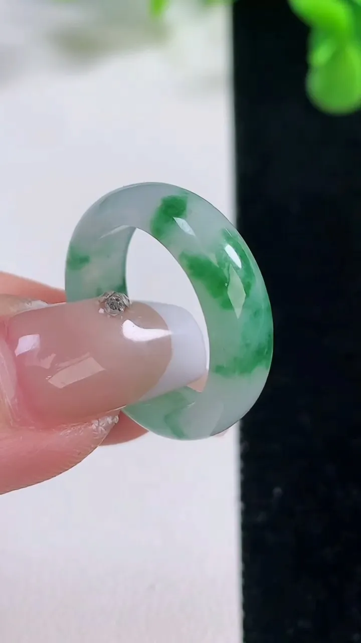 天然A货翡翠指环戒指，尺寸17.3-6.3-2.8，重量:3.42g2025年12月20日
工厂直销收藏佳品,种好水足，色泽均匀，有种有色，上手高大气！
