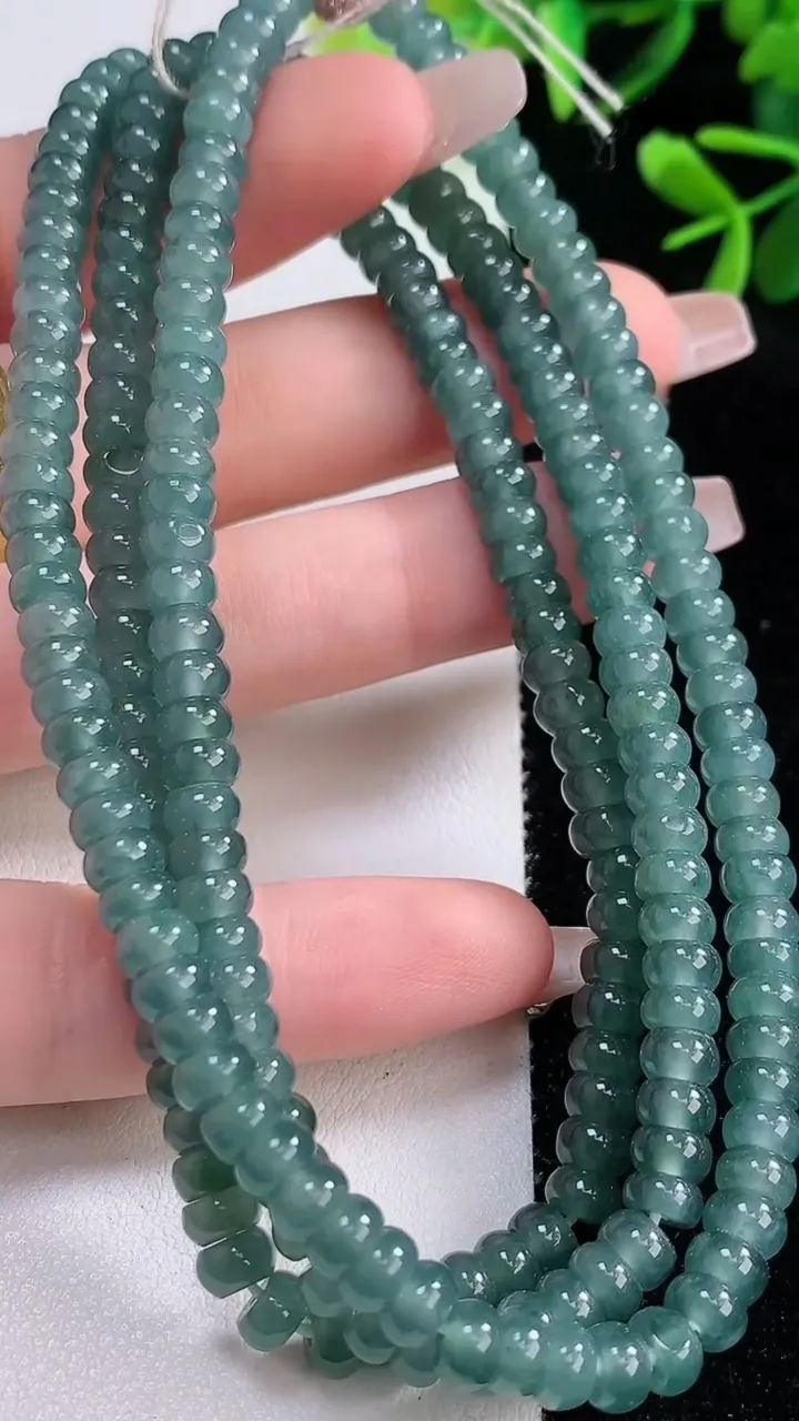天然A货翡翠算盘珠项链，尺寸5.2-124颗，重:42.47g12月20日
工厂直销收藏佳品,种好水足，色泽均匀，有种有色，上手高大气！