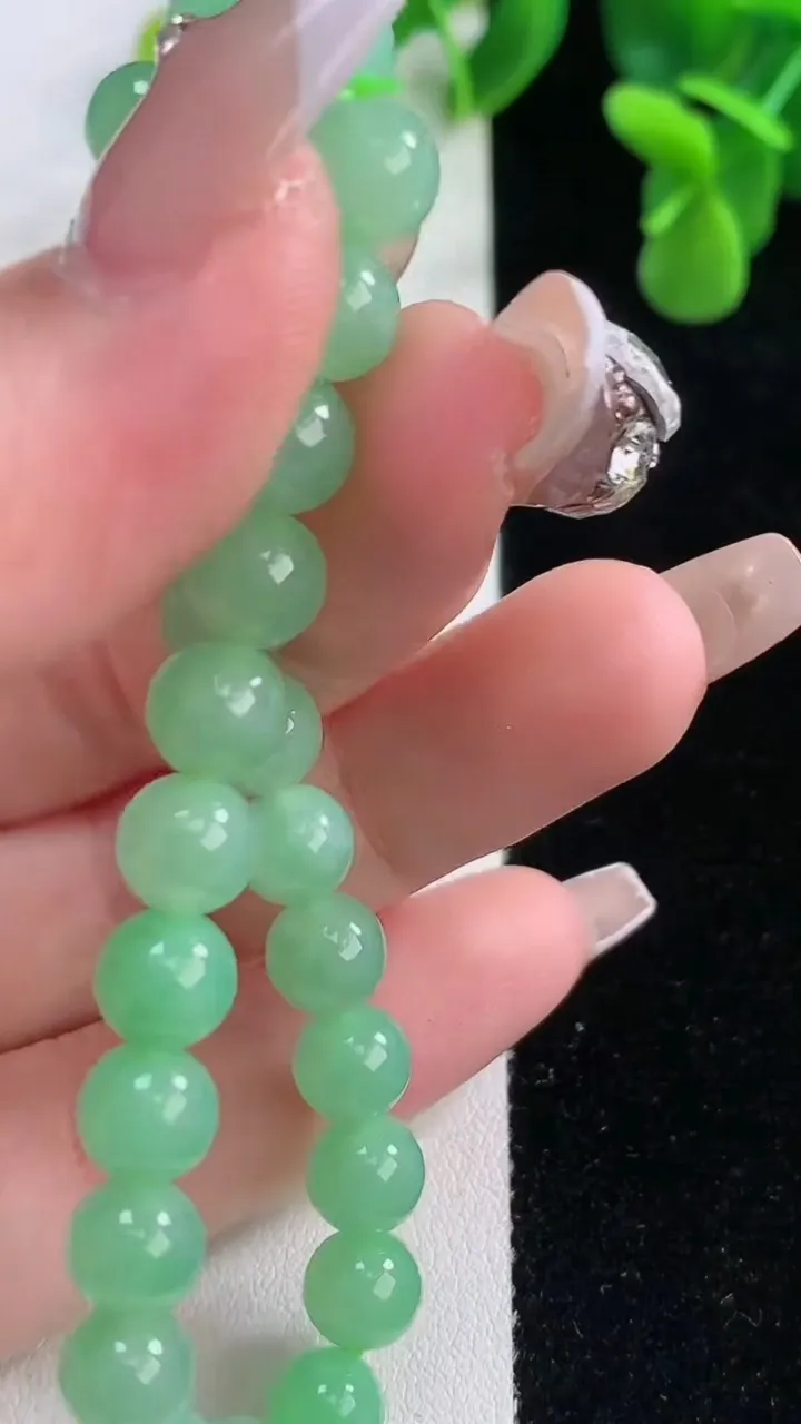 天然A货翡翠圆珠手串，尺寸7-26颗，重量:14.28g12月20日
工厂直销收藏佳品,种好水足，色泽均匀，有种有色，上手高大气！