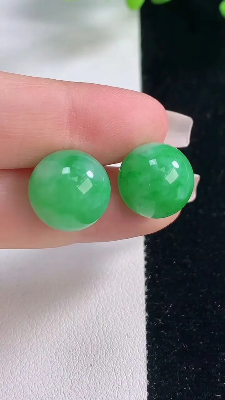 天然A货翡翠圆珠镶嵌件一对，尺寸13.8，重量:11.57g
12月20日