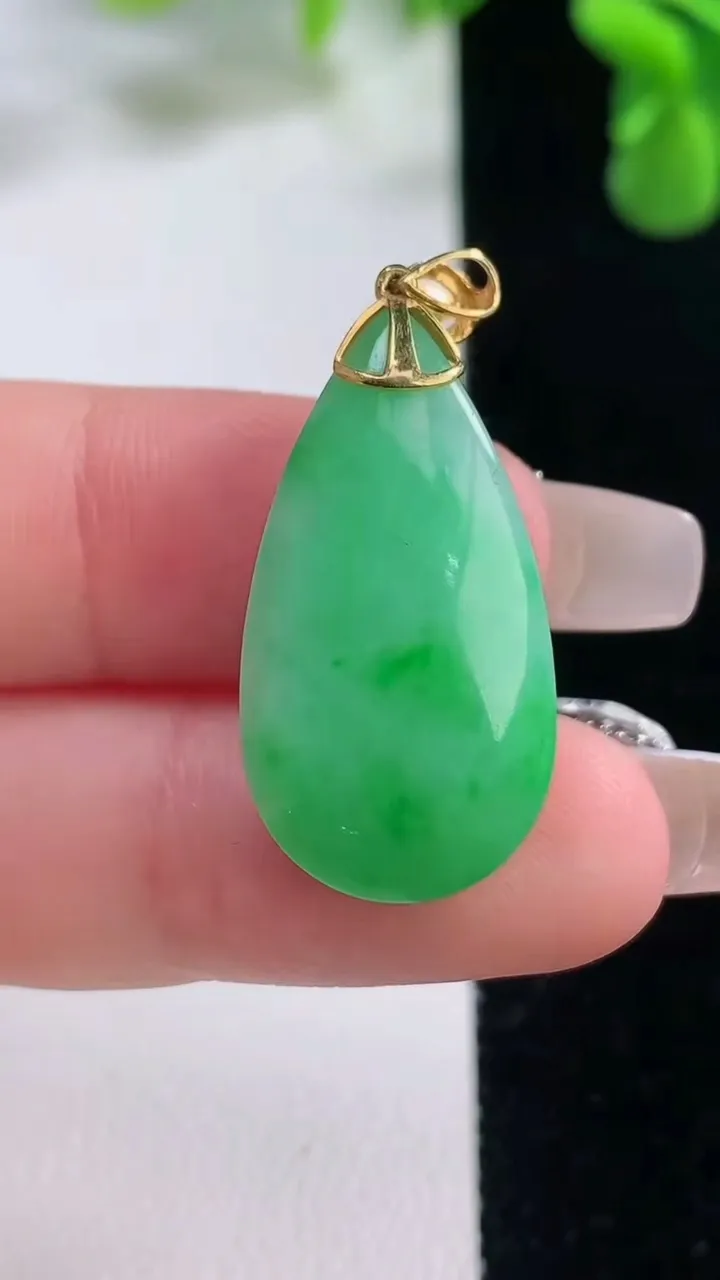 天然A货翡翠水滴吊坠，尺寸27-14.2-8.4，重量:5.46g
12月20日