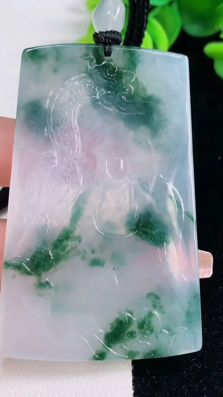 天然A货翡翠种飘花祥龙大势至菩萨吊坠，尺寸70-45-5.3，重量:44.90g
12月20日