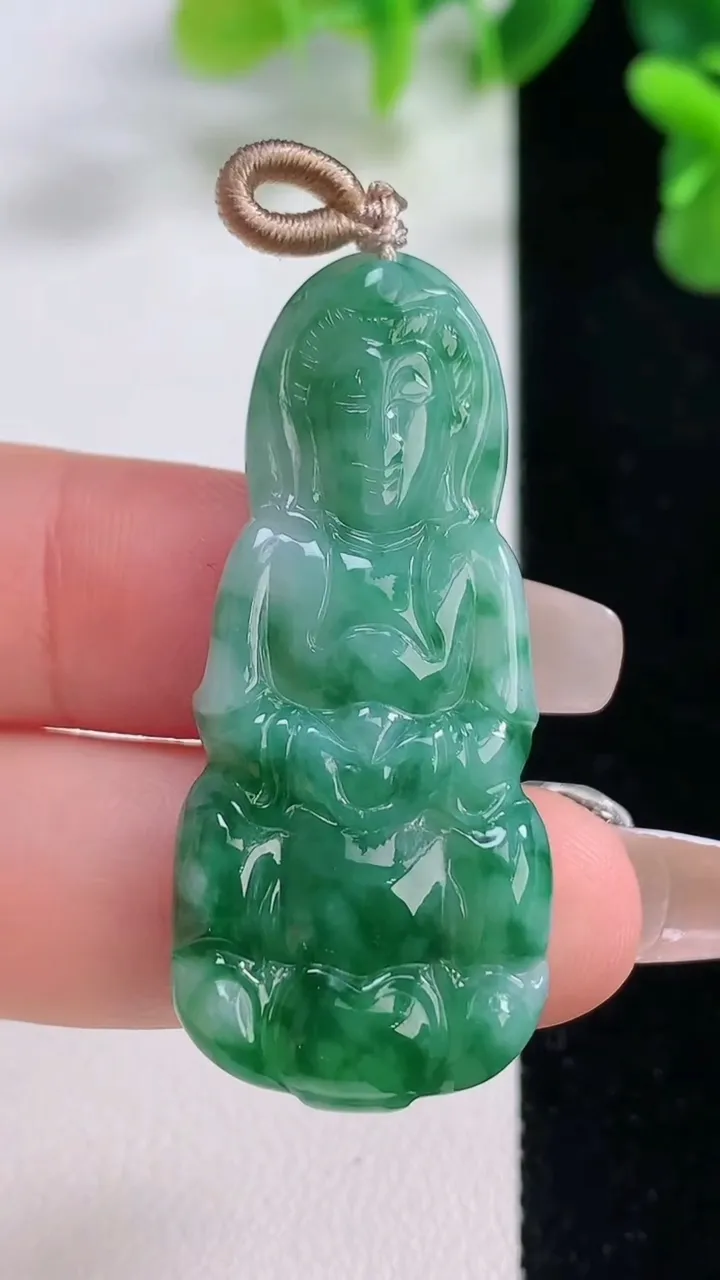 天然A货翡翠飘花观音菩萨吊坠，尺寸43.2-19.3-4.8，重量:7.66g
12月20日