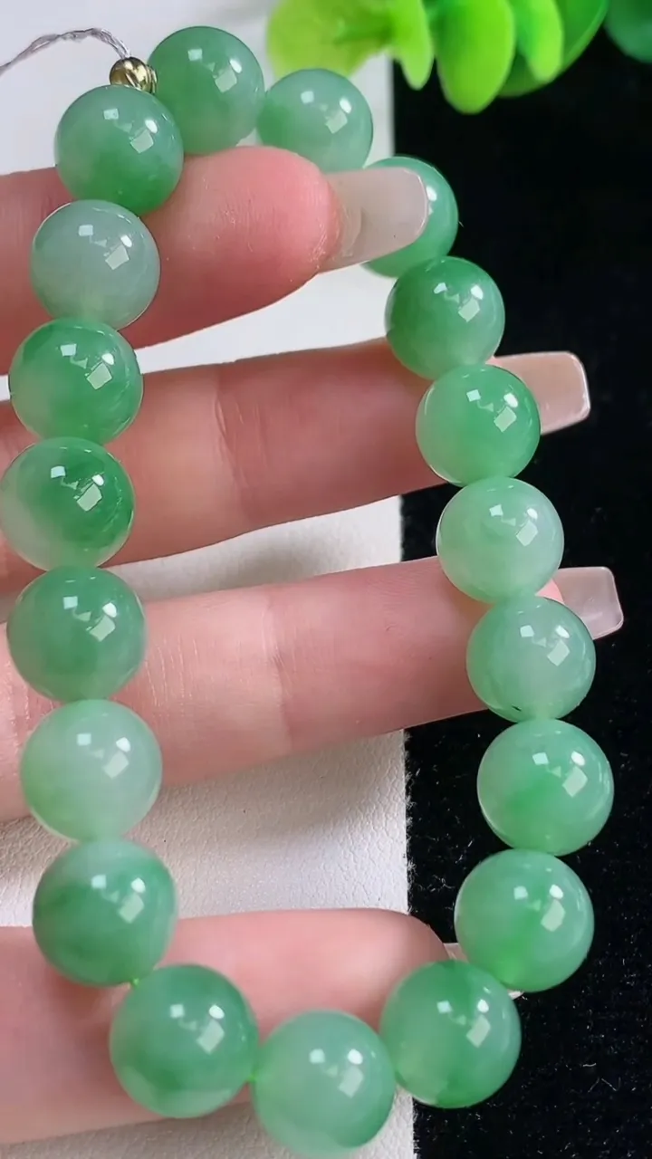 天然A货翡翠圆珠手串，尺寸14.3-15颗，重量:75.97g12月20日
工厂直销收藏佳品,种好水足，色泽均匀，有种有色，上手高大气！