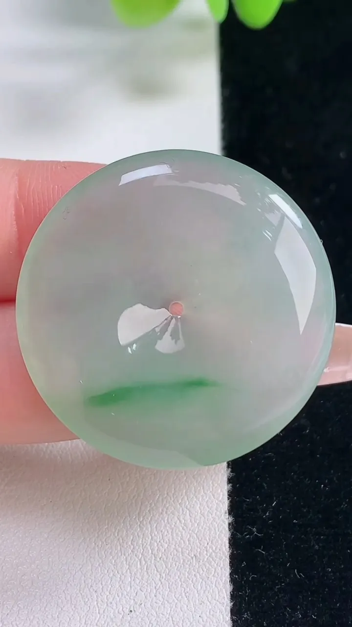 天然A货翡翠平安扣吊坠，尺寸32.8-5.7，重量:12.38g
12月20日