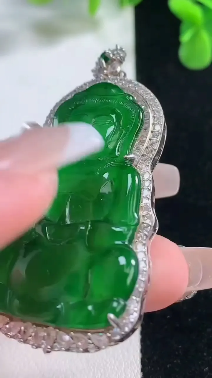 天然A货翡翠观音菩萨吊坠，尺寸58.6-30.6-8.6，裸石44-28.6重量:16.52g
12