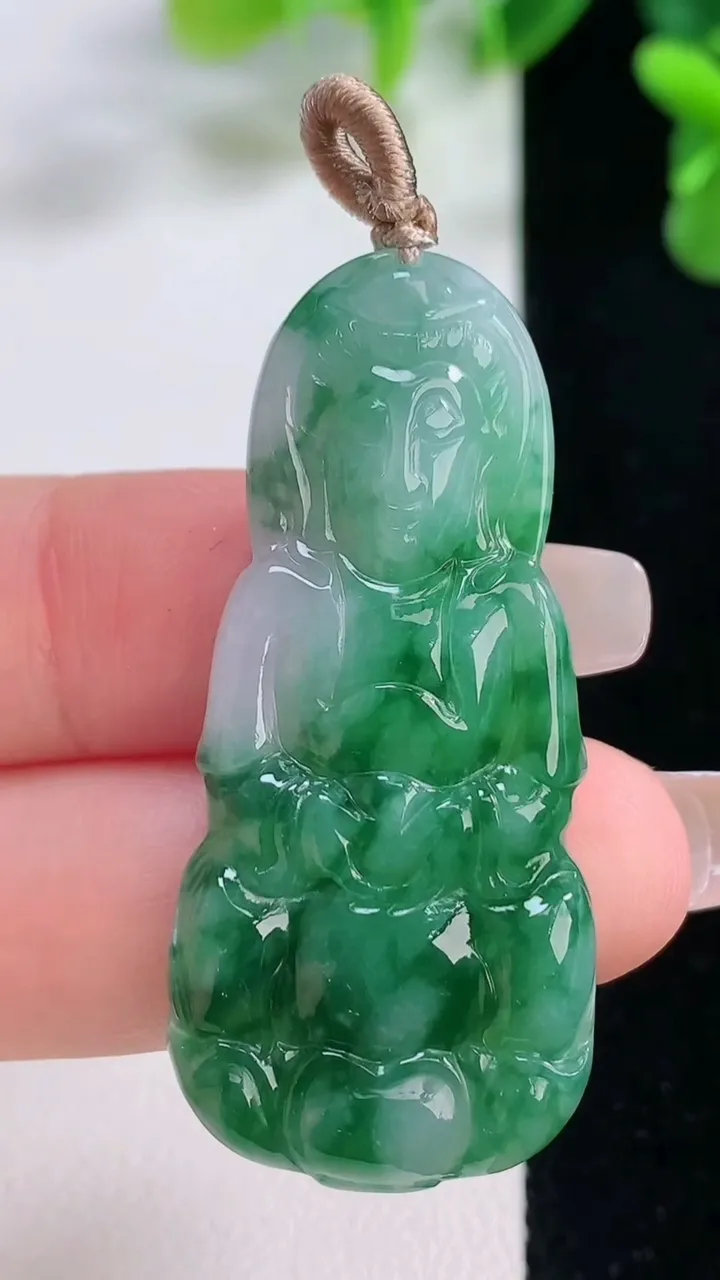 天然A货翡翠飘花观音菩萨吊坠，尺寸46-21.3-4.8，重量:9.03g
12月20日
