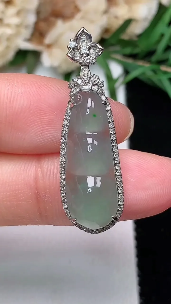 天然A货翡翠福豆吊坠，尺寸33.3-10.3-7.5，裸石22.3-8，重量:3.11g
12月20