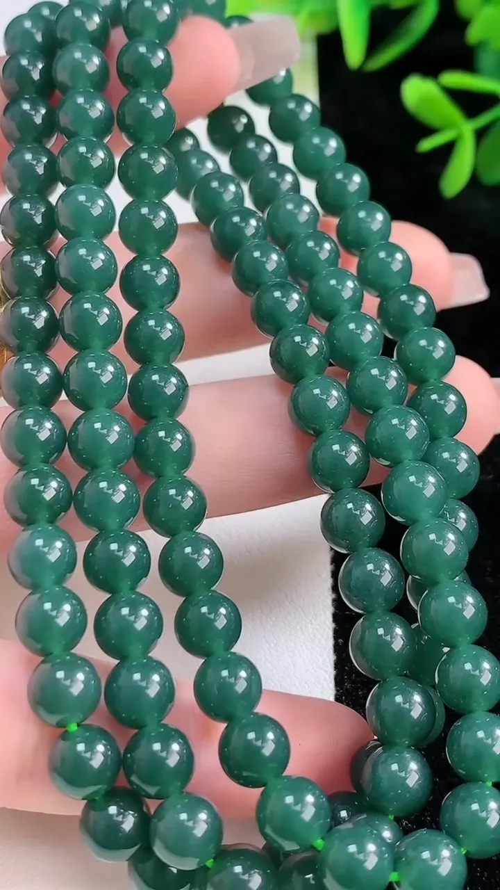 天然A货翡翠圆珠项链，尺寸6.8-108颗，重:57.07g
12月20日