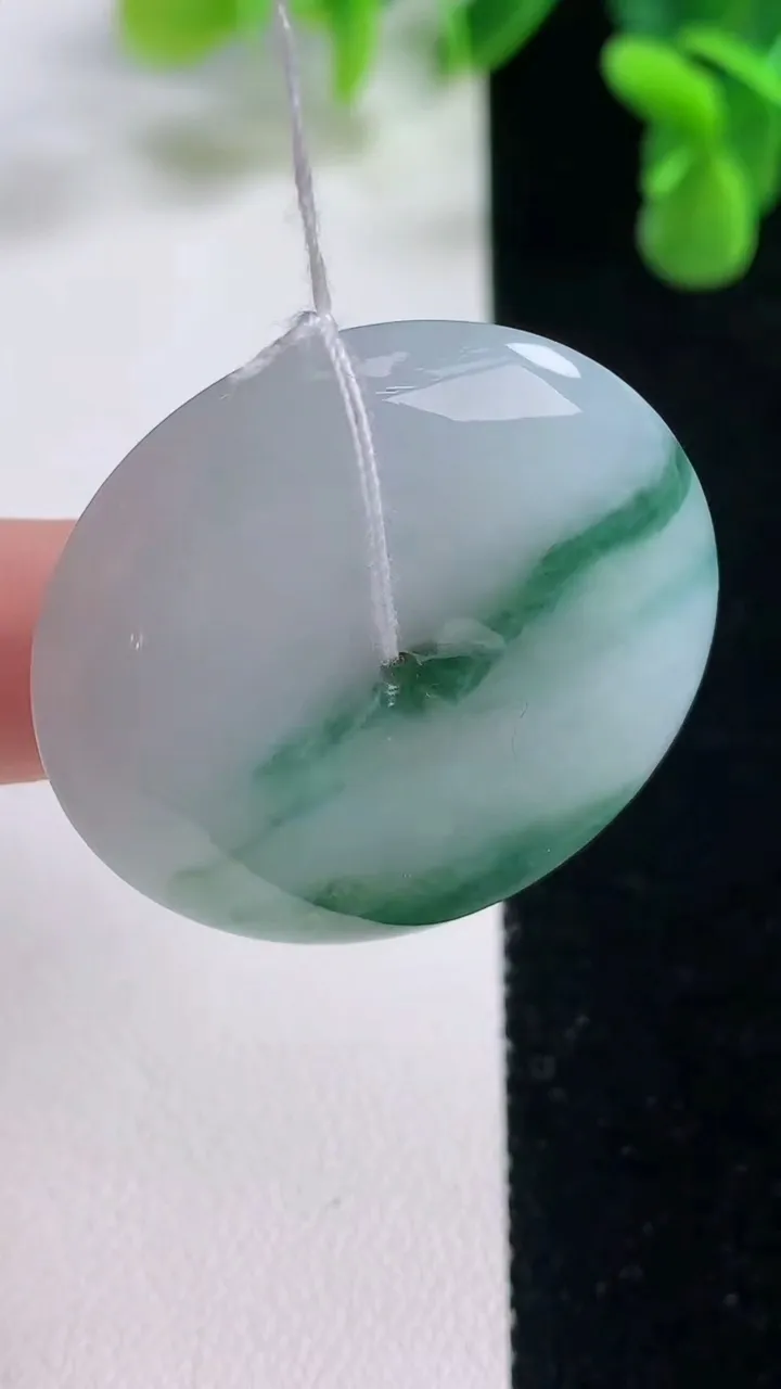 天然A货翡翠飘花平安扣吊坠，尺寸34.3-6.6，重量:17.16g
12月20日