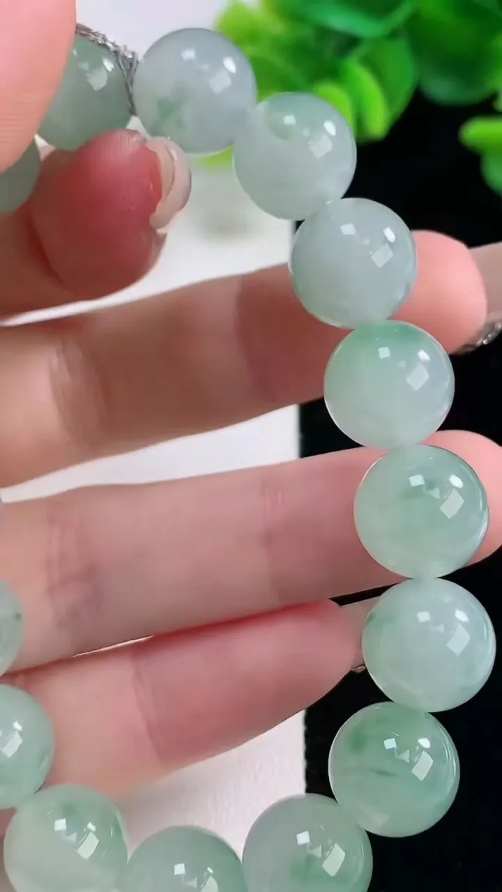 天然A货翡翠种飘花圆珠手串，尺寸11.4-17颗，重量:44.83g12月20日
工厂直销收藏佳品,种好水足，色泽均匀，有种有色，上手高大气！