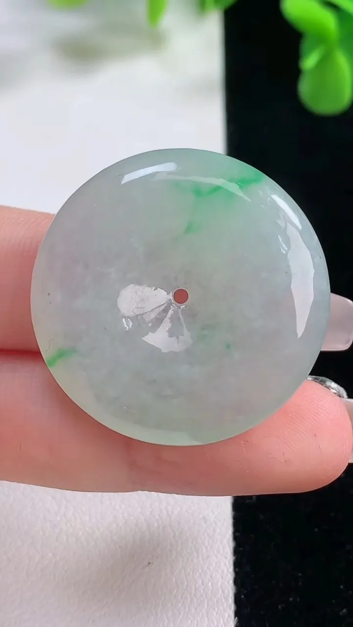 天然A货翡翠平安扣吊坠，尺寸32-5.7，重量:13.04g
12月20日