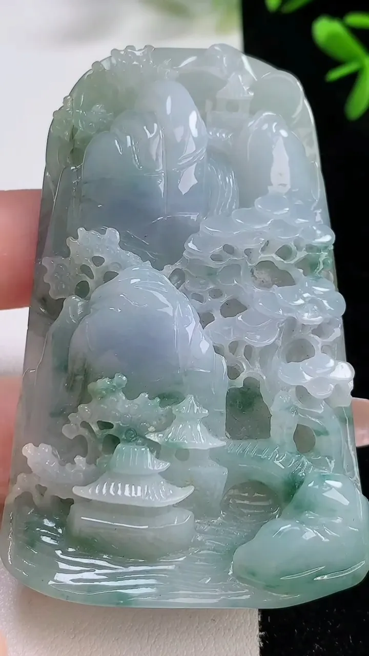 天然A货翡翠牌吊坠，尺寸72-45.5-13.8，重:79.59g
12月20日