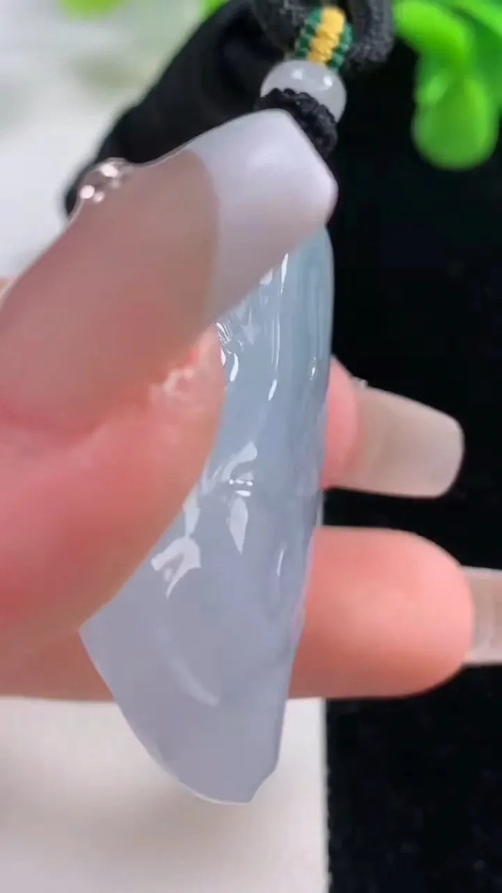 天然A货翡翠紫罗兰原石吊坠，尺寸42.5-26.2-14.6，重量:30.61g
12月20日