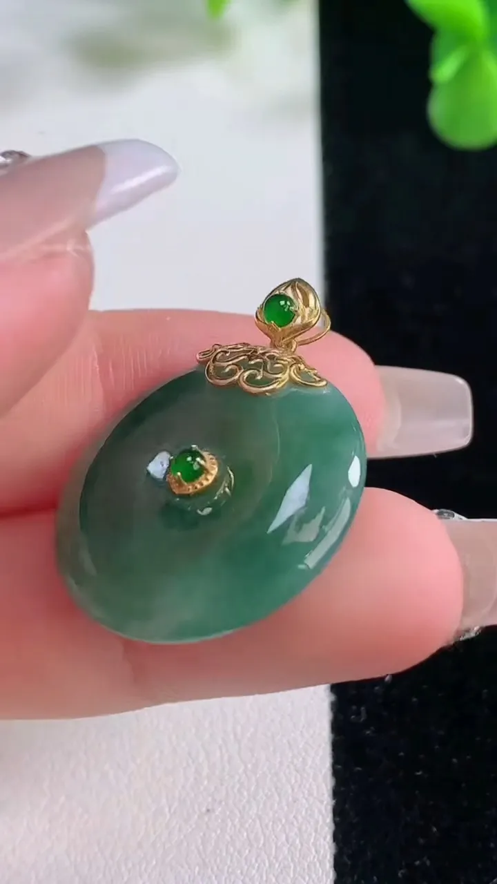 天然A货翡翠平安扣吊坠，尺寸23.3-6.4，重量:7.17g
12月20日