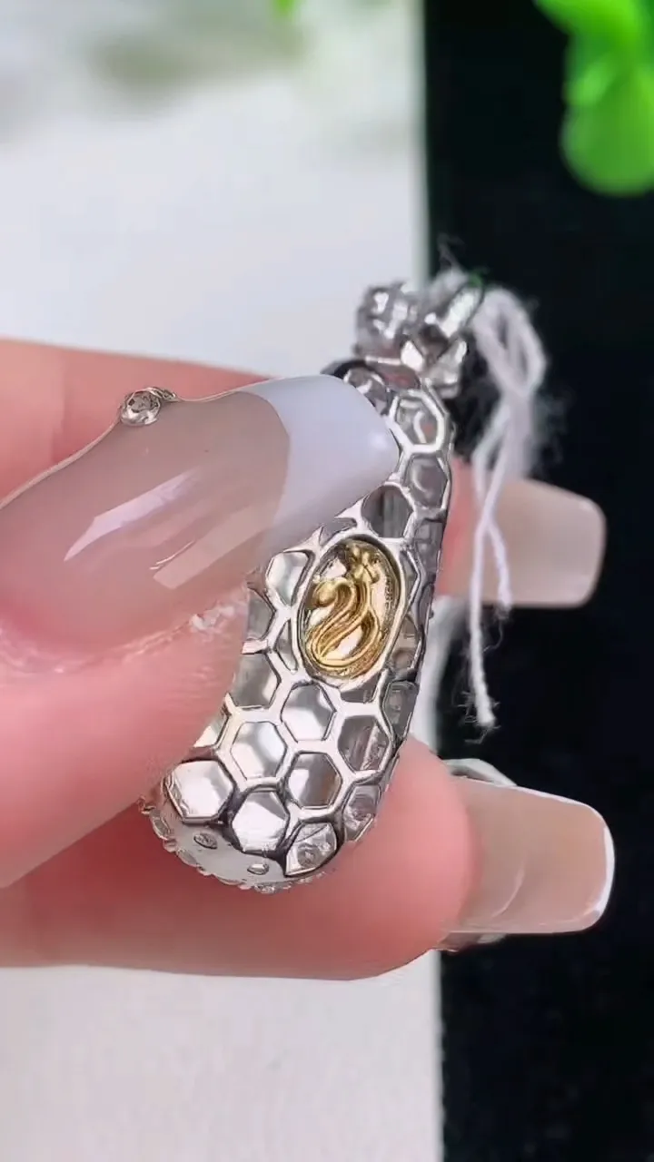 天然A货翡翠福豆吊坠，尺寸35.2-14-9.4，裸石23-11.4重量:4.34g
12月20日