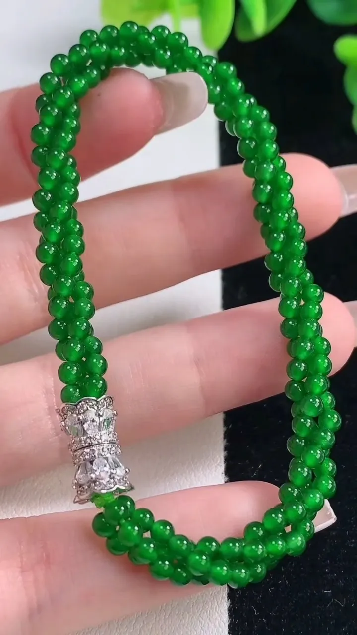 天然A货翡翠小米珠三排手串，尺寸3，重量:12.88g12月20日
工厂直销收藏佳品,种好水足，色泽均匀，有种有色，上手高大气！