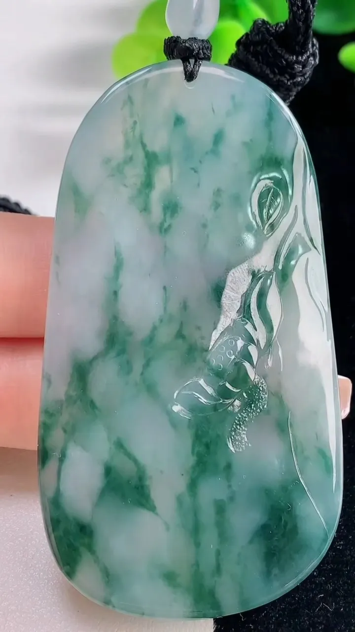 天然A货翡翠种飘花普贤菩萨吊坠，尺寸70.2-37.5-5.6，重量:39.49g
12月20日