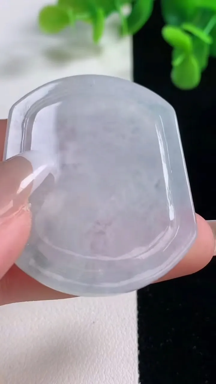 天然A货翡翠冰种飘花生肖马吊坠，尺寸47.2-38-5.5，重量:19.80g
12月20日