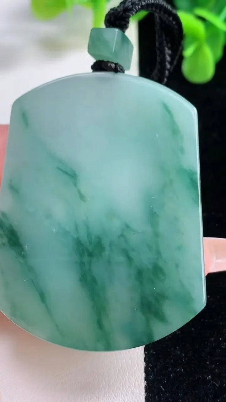 天然A货翡翠冰种飘花仿古无事牌吊坠，尺寸56-42.2-5.6，重量:43.98g
12月20日