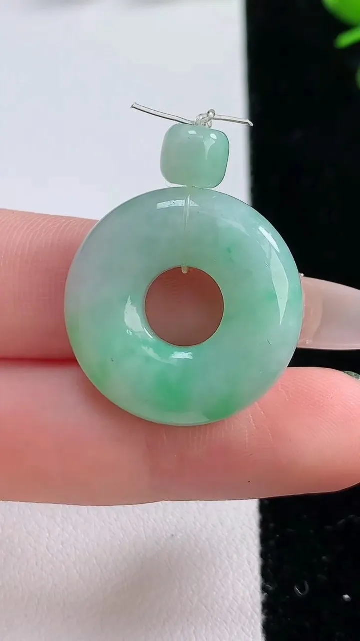 天然A货翡翠平安环吊坠，尺寸24-6.2，重:7.45g
12月20日