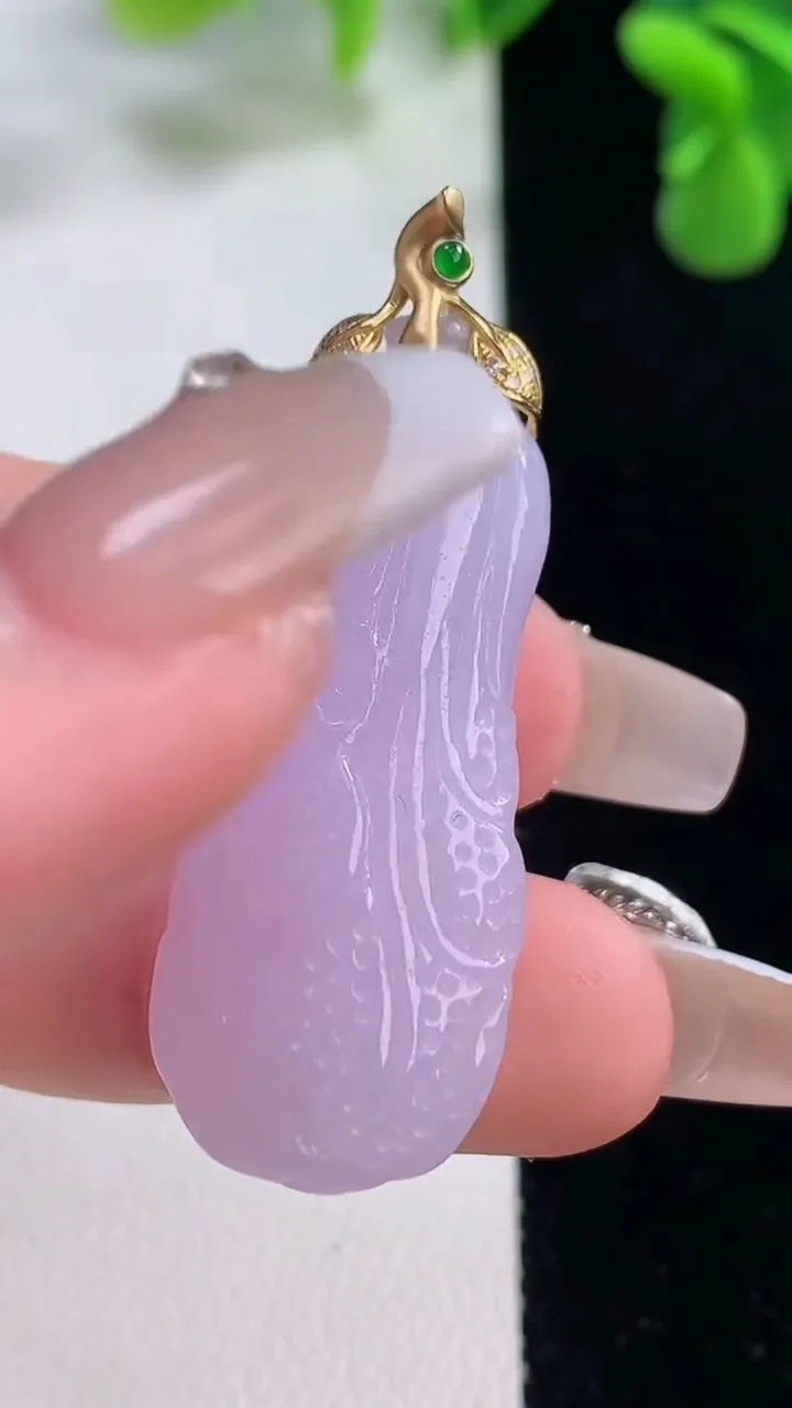 天然A货翡翠18K金紫罗兰白菜吊坠，尺寸37.3-15.3-8.8，重量:10.15g
12月20日