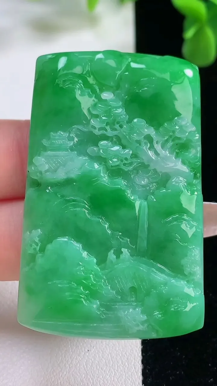 天然A货翡翠山水牌吊坠，尺寸51.3-32.8-5.2，重量:24.60g
12月20日