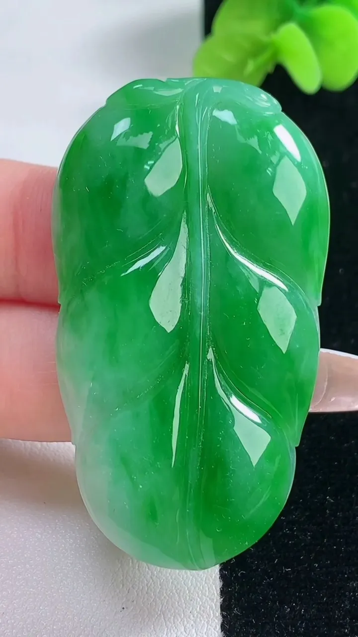 天然A货翡翠金枝玉叶 叶子吊坠，尺寸62.4-30-4.4，重量:14.17g
12月20日