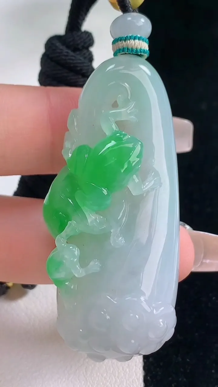 天然A货翡翠呱呱来财 莲蓬吊坠，尺寸51-21-12.2，重量:28.91g
12月20日