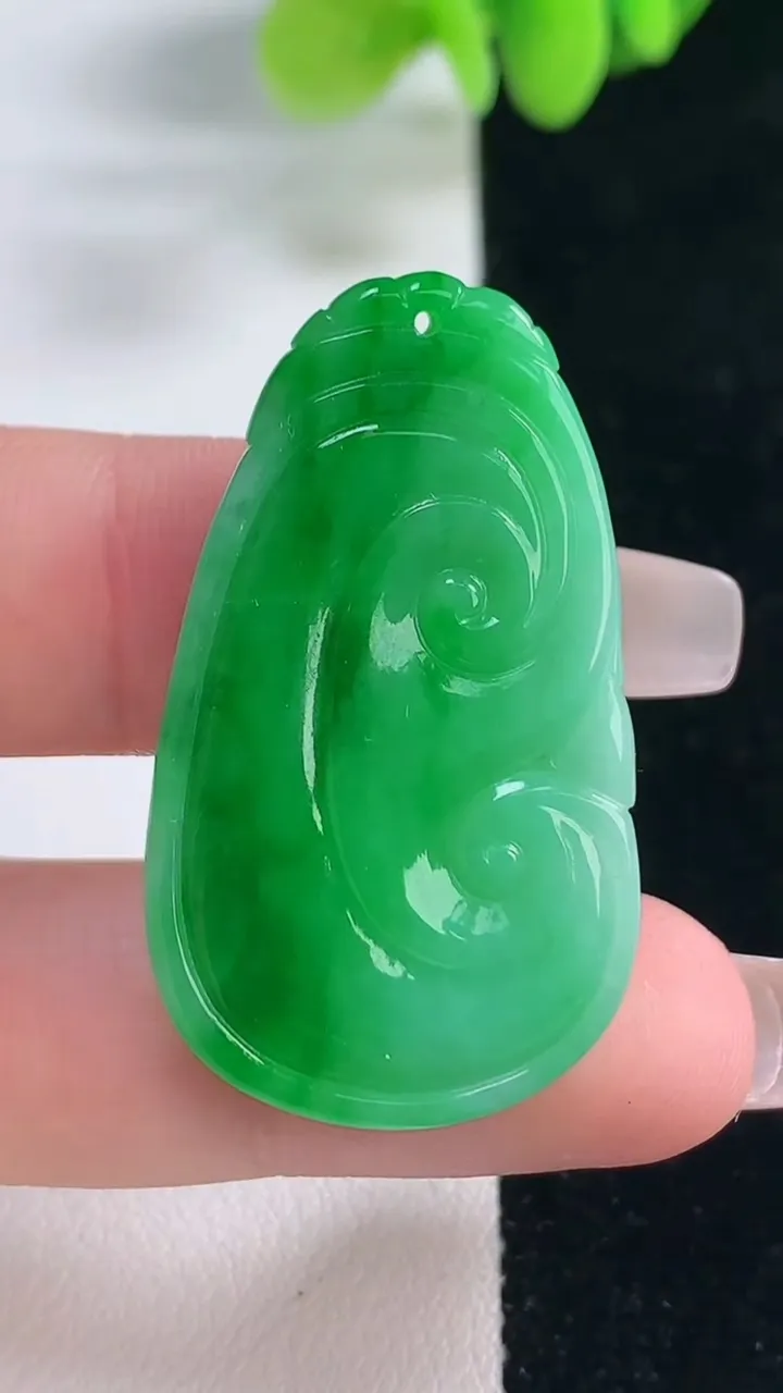 天然A货翡翠如意吊坠，尺寸38.5-22.2-4.4，重量:9.02g
12月20日