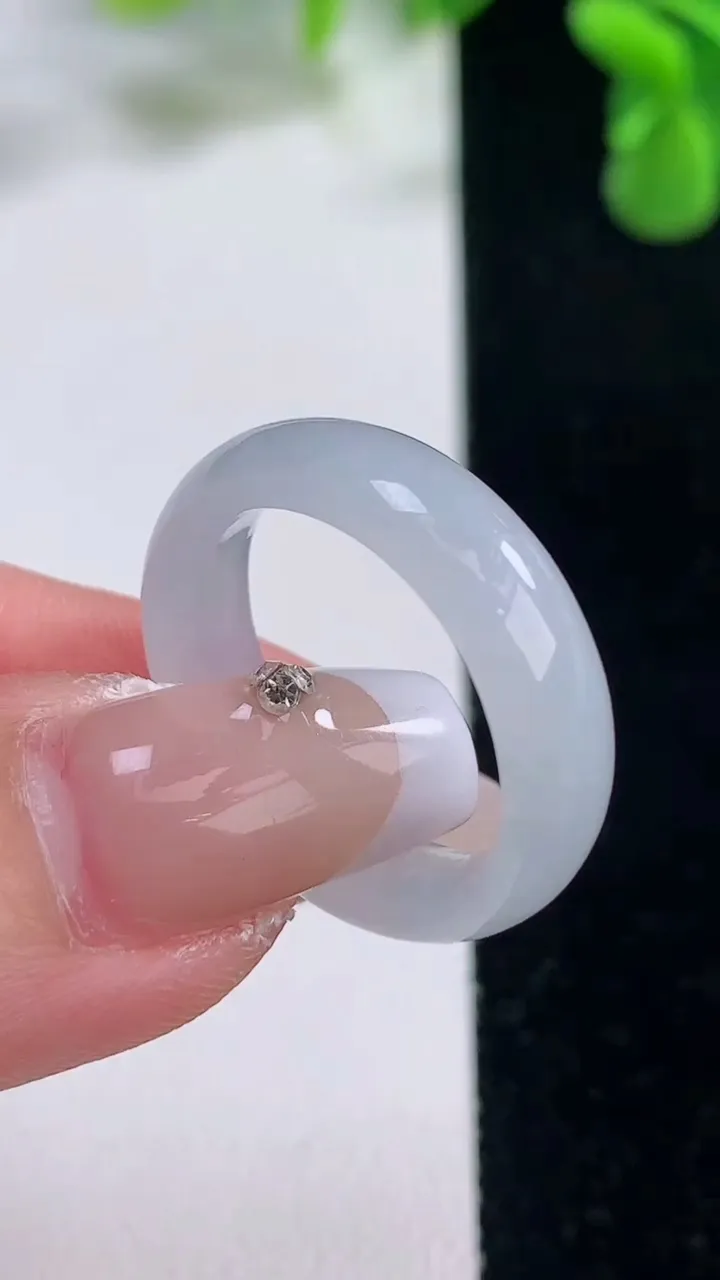 天然A货翡翠指环戒指，尺寸18.4-5.7-3，重量:3.72g2025年12月20日
工厂直销收藏