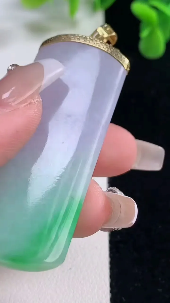 天然A货翡翠18K金春带彩紫罗兰无事牌吊坠，尺寸56.3-24-6.4，重量:24.97g
12月20日