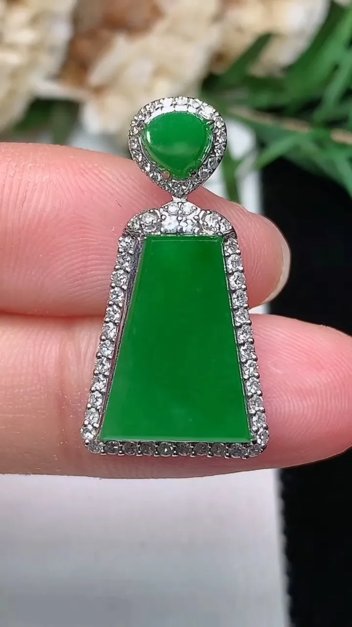 天然A货翡翠无事牌吊坠，尺寸26.4-13.7-7.8，裸石14.5-10.5，重量:3.11g
1