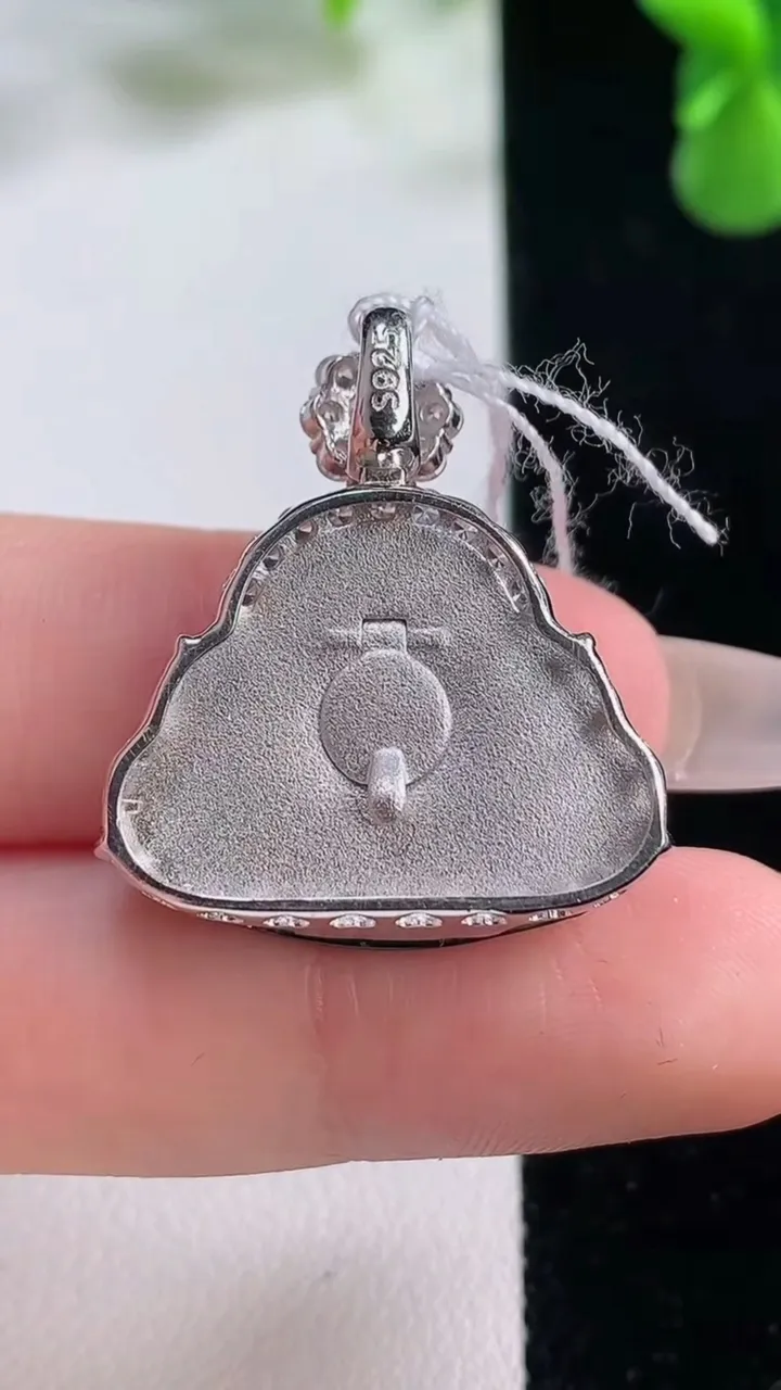 天然A货翡翠佛公吊坠，尺寸27.3-18-26-6.8，重量:6.17g
12月20日