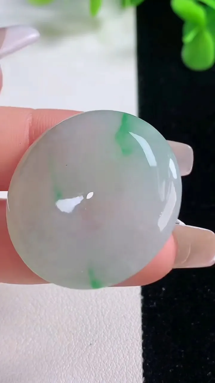 天然A货翡翠平安扣吊坠，尺寸32-5.7，重量:13.04g
12月20日