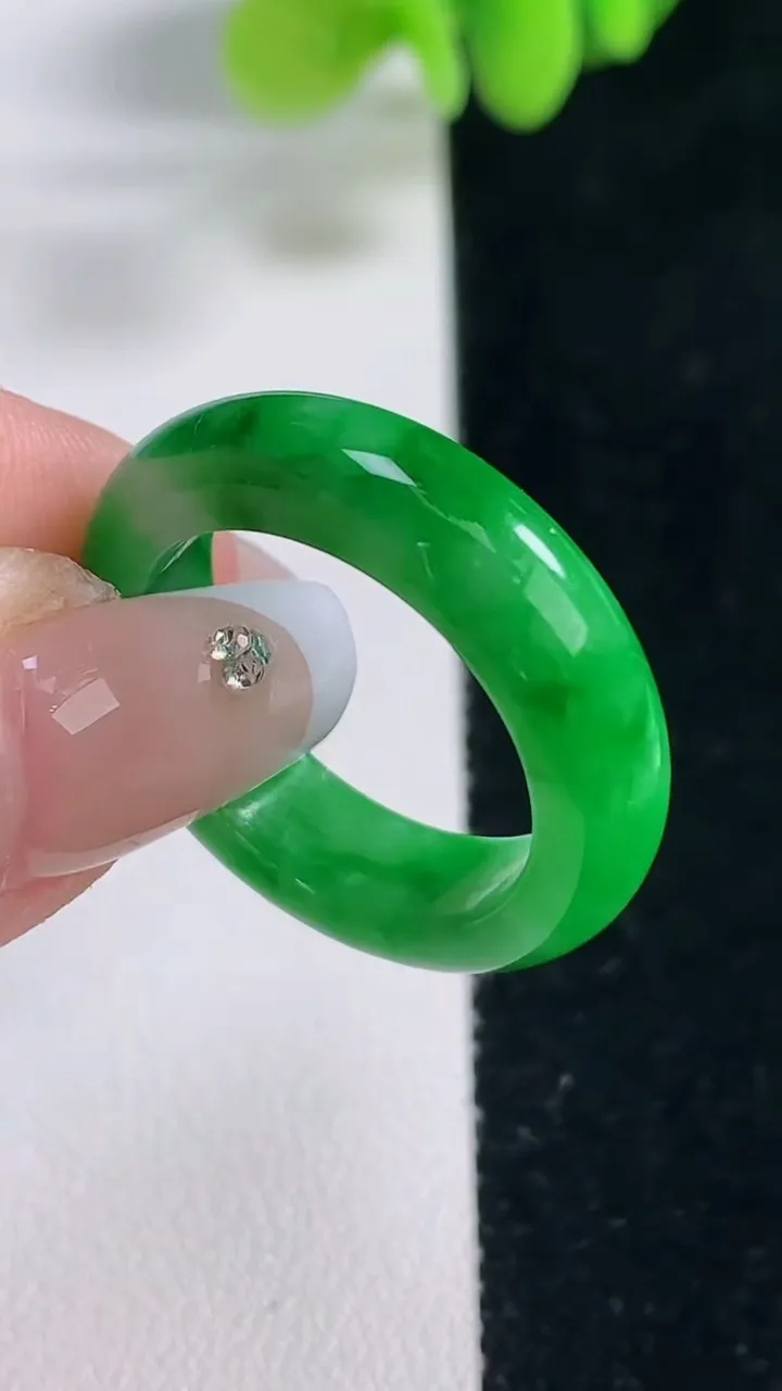 天然A货翡翠指环戒指，尺寸19.7-6.3-3.8，重量:5.67g2025年12月20日
工厂直销收藏佳品,种好水足，色泽均匀，有种有色，上手高大气！